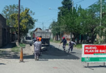 El municipio avanza con nuevos trabajos de bacheo en el distrito