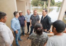 El Gobernador Gustavo Valdés recorrió las zonas afectadas por la creciente del río