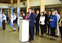 El Gobernador Leandro Zdero anunció entrega de banderas para todas las escuelas, partidas de sostenimiento escolar e inversión en edificios escolares