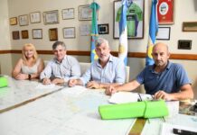 El intendente Guillermo Britos firmó el acuerdo para la colocación de eco-ceniceros con el gerente regional de Camuzzi