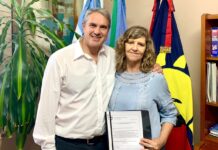 El intendente Darío Golía entregó un reconocimiento a empleada municipal que se jubiló