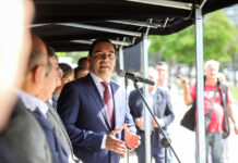 Con anuncio de más inversión en seguridad, Valdés entregó 100 nuevos móviles a la policía