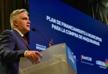 Llaryora anunció créditos a municipios y comunas por $20 mil millones para compra de maquinaria vial y automotores