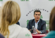 Juanci Martínez firmó contrato por viviendas para la ciudad y destacó el acompañamiento de la Provincia