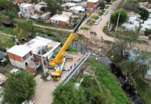 Avanza la construcción de un puente peatonal que conectará a Maquinista Savio y Garín