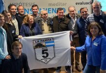 En Santa Rosa, vecinos autoconvocados junto a legisladores provinciales y nacionales, intendentes y concejales hicieron un nuevo reclamo por la Autovía 5 YA