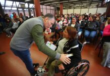 Fernando Gray entregó tarjetas del Plan Más Vida a vecinas y vecinos del distrito