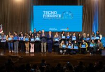 Llaryora entregó computadoras a estudiantes de formación docente