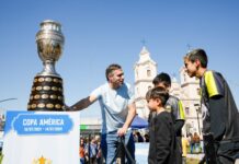 Miles de personas celebraron y se fotografiaron en Pilar con las Copas que ganó la Selección