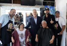 Alak inauguró la primera barbería social del país y ofrecerán cortes gratuitos a jubilados