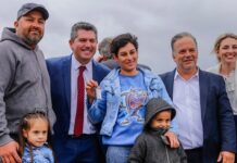 El Gobernador Marcelo Orrego entregó las llaves de sus viviendas a 175 familias de la localidad de 25 de Mayo