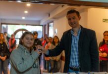 Ferraris entregó más de 300 becas para estudiantes