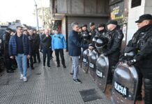 El Gobierno porteño desplegó un operativo para desocupar de manteros las veredas de Liniers