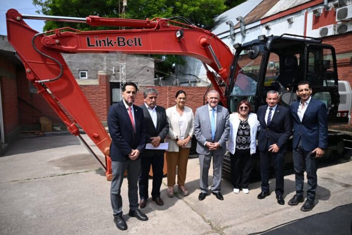 Jaldo entregó equipamiento a Recursos Hídricos y Medio Ambiente por cerca de $400 millones