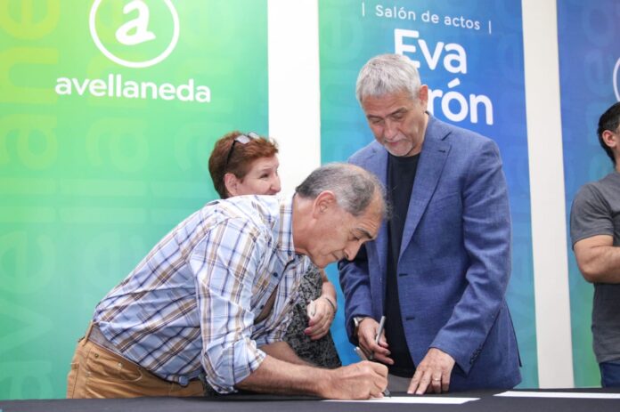 Avellaneda - Más familias firmaron las escrituras de sus viviendas