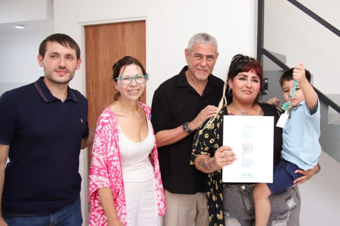 Ferraresi y Batakis entregaron viviendas en Villa Tranquila