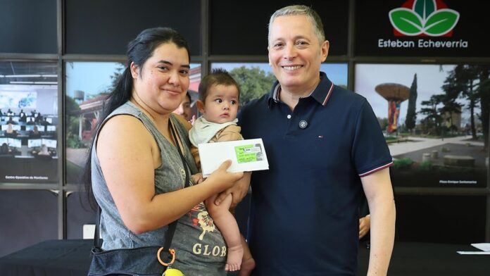 FERNANDO-GRAY-ENTREGO-113-TARJETAS-DEL-PLAN-MAS-VIDA-A-FAMILIAS-DE-ESTEBAN-ECHEVERRIA-ok-1