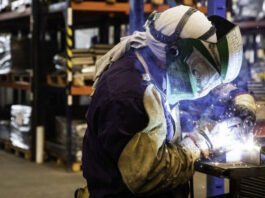 La economía cayó 2,6% en febrero y registró su peor retroceso desde 2023, según el INDEC