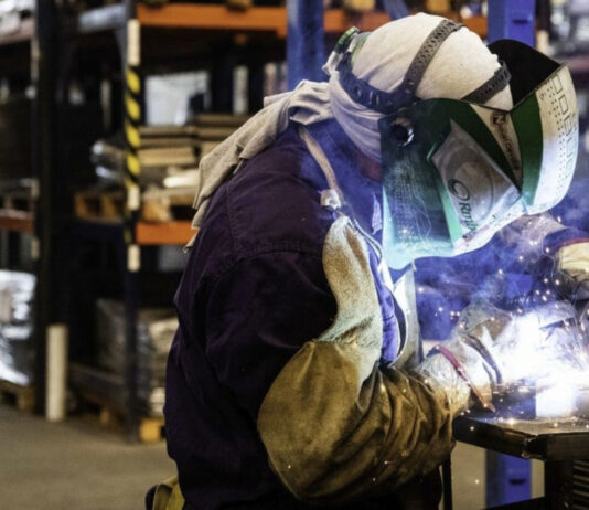 La economía cayó 2,6% en febrero y registró su peor retroceso desde 2023, según el INDEC