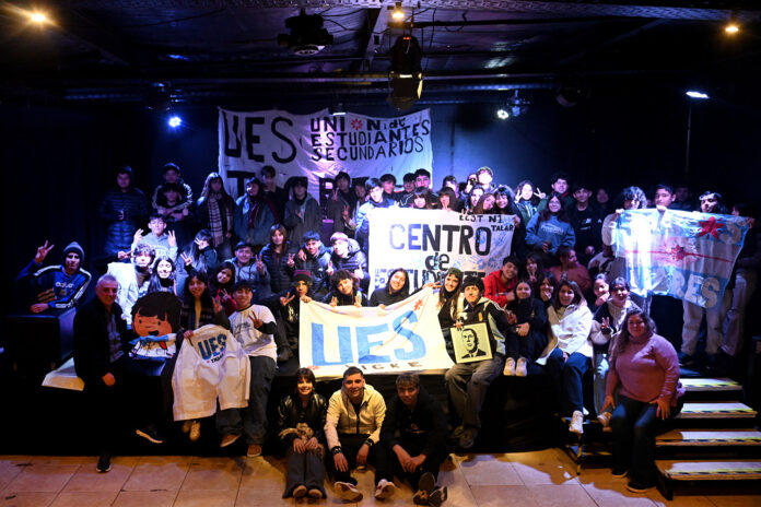 Junto a jóvenes organizados, Julio Zamora participó de un plenario de centros de estudiantes del distrito
