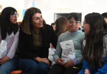 Estudiantes de diferentes escuelas primarias del distrito recibieron sus anteojos a través de una nueva edición del programa “Para Verte Mejor”