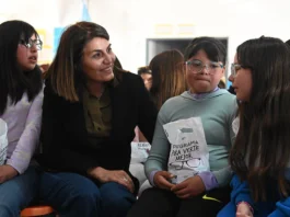 Estudiantes de diferentes escuelas primarias del distrito recibieron sus anteojos a través de una nueva edición del programa “Para Verte Mejor”