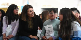 Estudiantes de diferentes escuelas primarias del distrito recibieron sus anteojos a través de una nueva edición del programa “Para Verte Mejor”