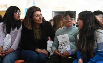 Estudiantes de diferentes escuelas primarias del distrito recibieron sus anteojos a través de una nueva edición del programa “Para Verte Mejor”