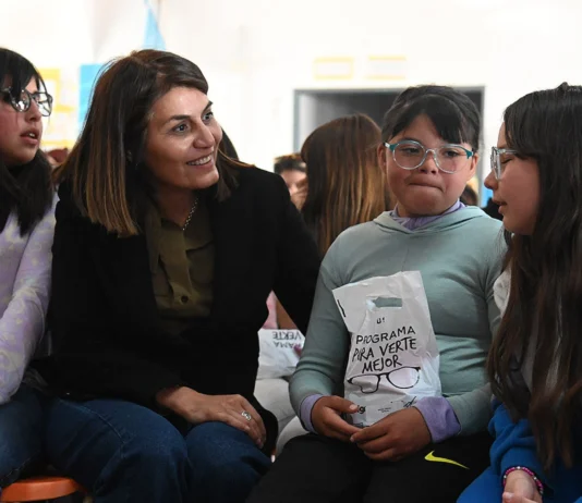 Estudiantes de diferentes escuelas primarias del distrito recibieron sus anteojos a través de una nueva edición del programa “Para Verte Mejor”