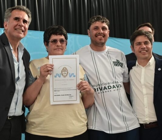 Kicillof y Martínez entregaron 74 escrituras a familias de la localidad